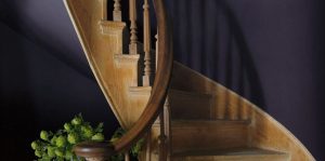 深色油漆牆和木質螺旋樓梯