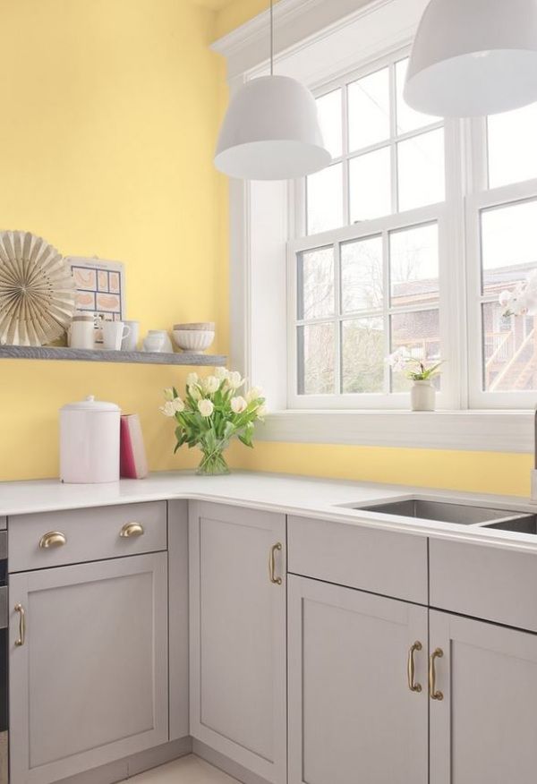 淡黃色牆壁油漆的廚房