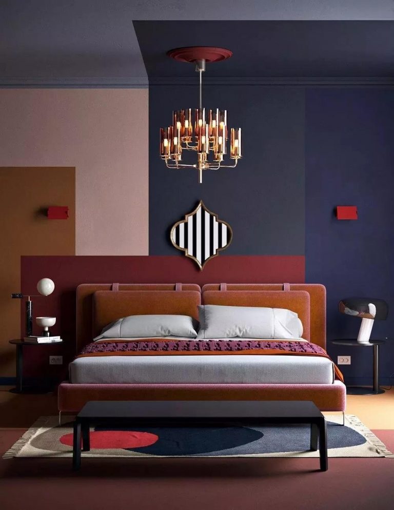 有木床和深藍牆面的室內設計風格配色