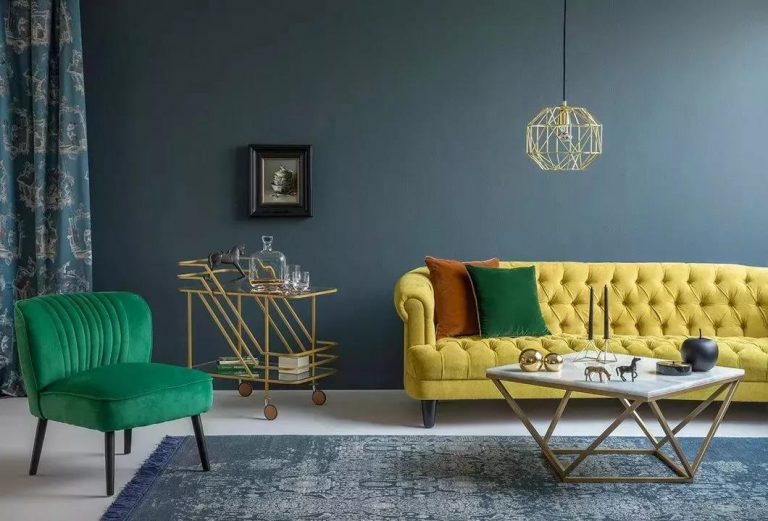 綠色椅子黃色沙發藍色牆面室內設計配色
