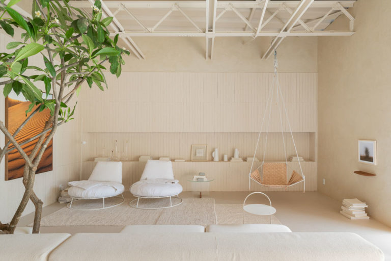 Wabi Sabi日式侘寂風格美學設計裝潢案例客廳吊椅盆栽鐵皮屋