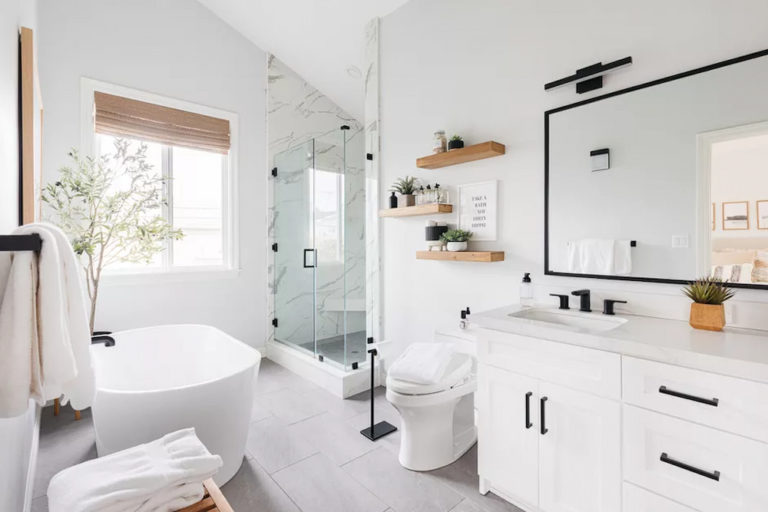浴室設計裝潢淋浴間玻璃門浴缸鏡子洗手台置物架層板馬桶植栽
