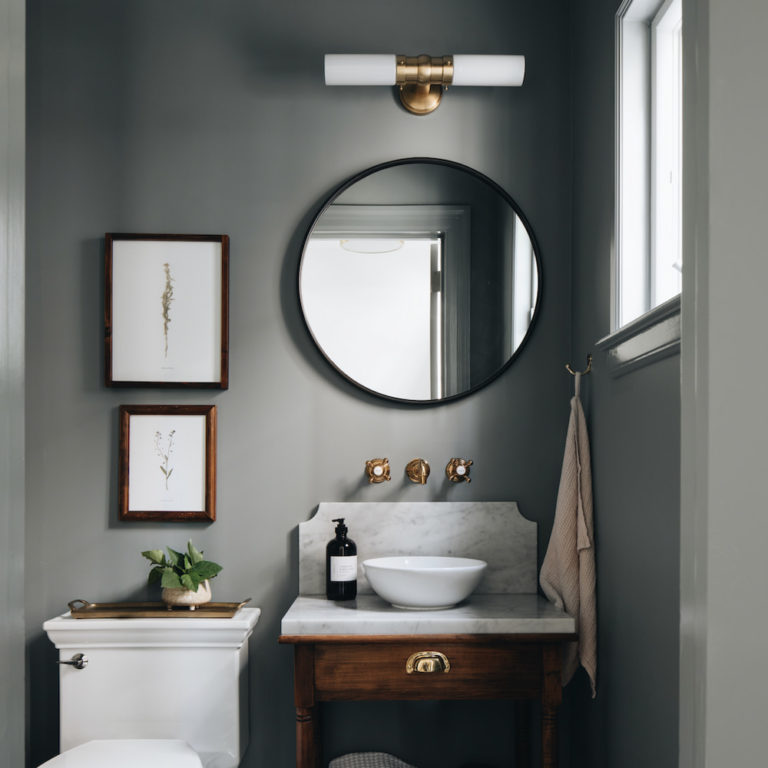 浴室設計裝潢壁燈馬桶洗手台鏡子照片牆