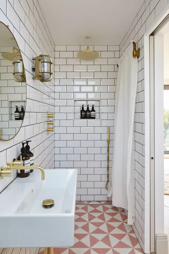 浴室設計裝潢地鐵磚淋浴間壁龕收納設計黃銅色水龍頭花灑