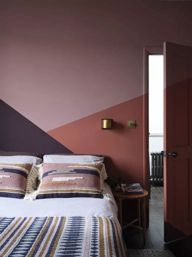 房間牆壁油漆顏色幾何粉紅色紅色撞色配色技巧
