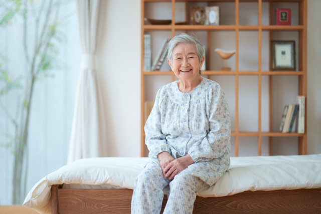 老婦人微笑生活在退休宅