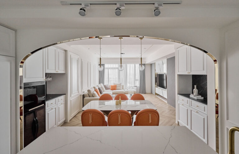 從開放式廚房的角度望向客餐廳與窗簾透出自然光線