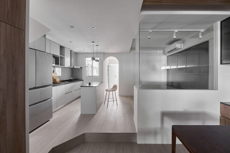 開放式空間連結廚房透過拱形門與室內窗透出自然光線