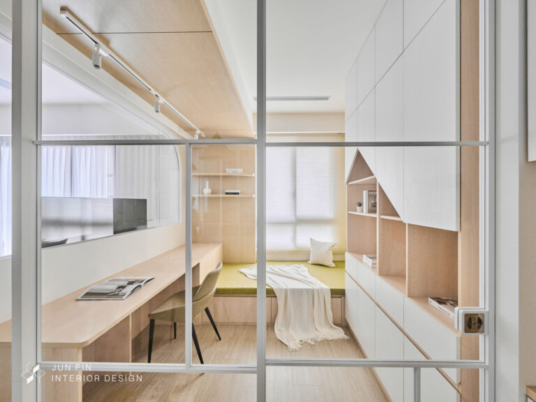 開放式工作室位於客廳沙發後方可互動連結的空間配置與室內設計