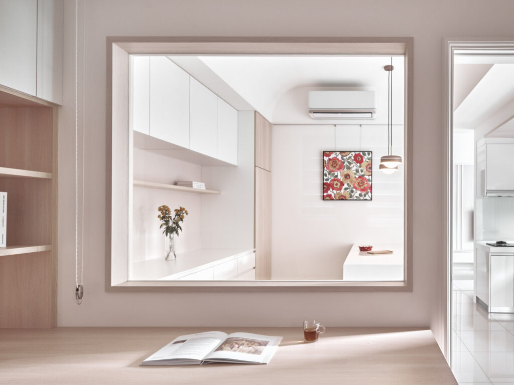 在廚房與臥室之間的隔間牆規劃室內窗讓自然光線也能引入臥室