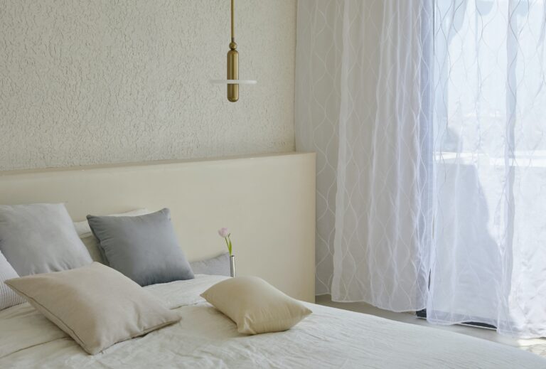 用淺色木質家具和奶油燕麥、白色系布料創造韓系奶油色暖柔氣氛