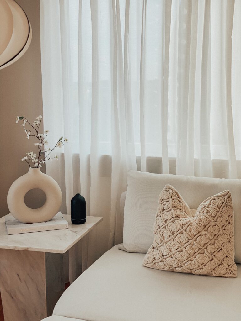 大片落地窗配上半透明或奶油色窗簾，打造良好採光又有溫柔氣氛，是韓系室內設計一大重點