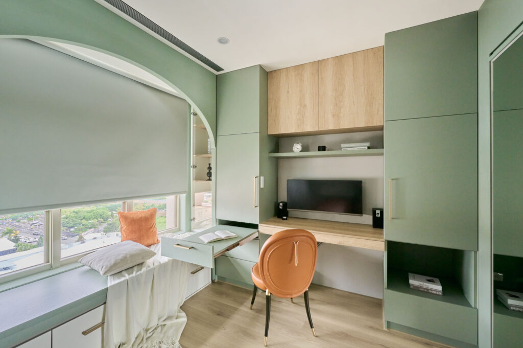 綠色臥室的窗邊臥榻還規劃了弧形的天花板劃分休憩區域