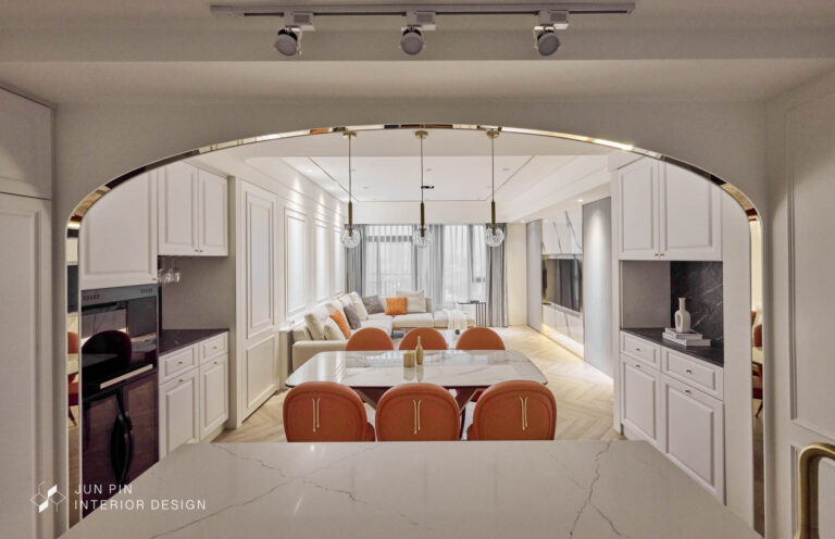 圓弧拱門分隔開開放式廚房與客廳空間