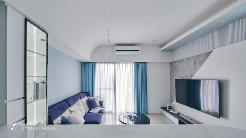 藍色調客廳搭配圓弧天花板展現獨特的空間美感