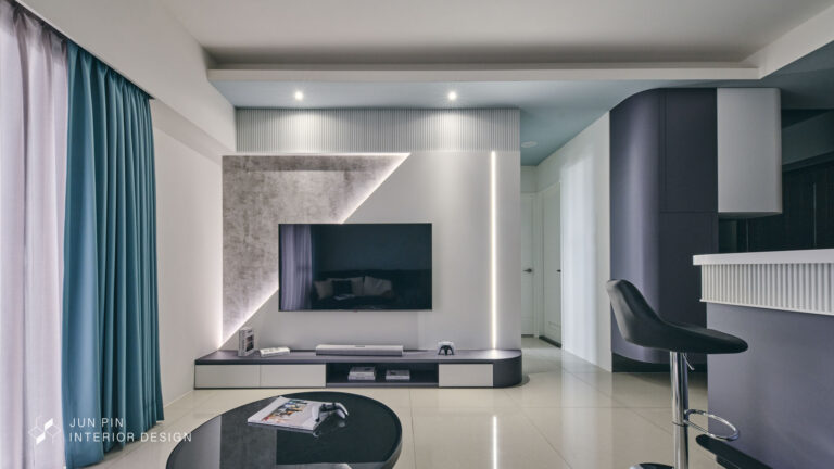 藍色調客廳空間使用斜角切割造型電視牆