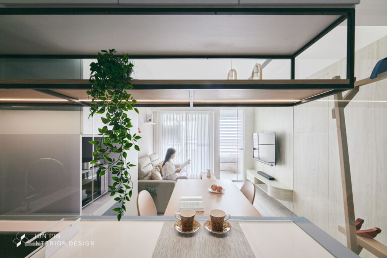 開放式廚房透過清玻璃區隔客廳保持通透視野與自然採光