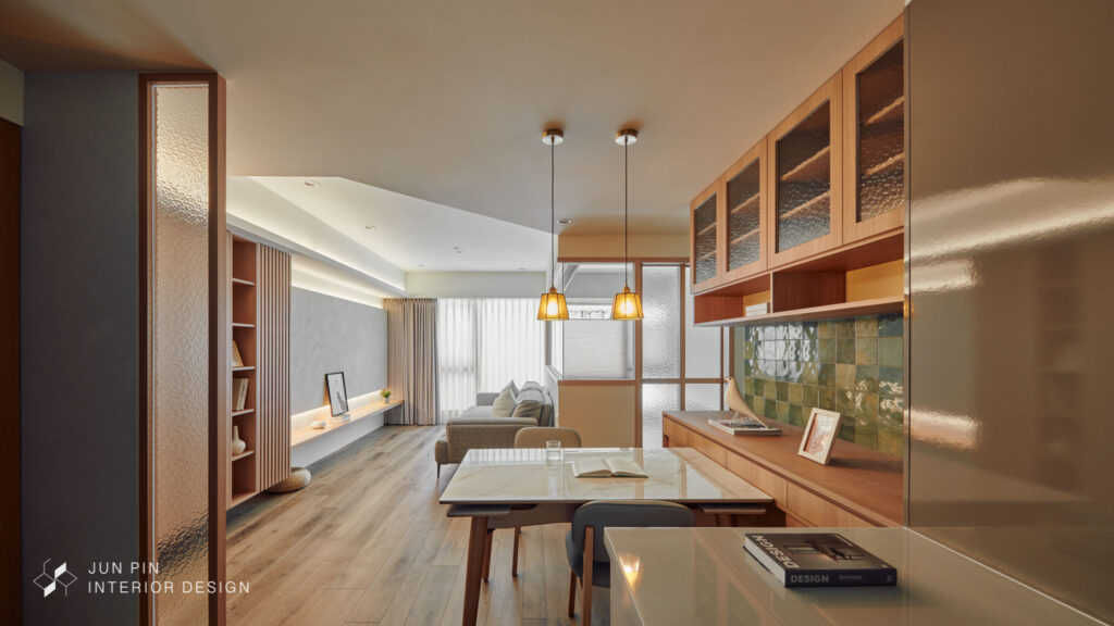 客廳選用沉穩木色，搭配溫潤奶茶色牆面展現出柔和氣息