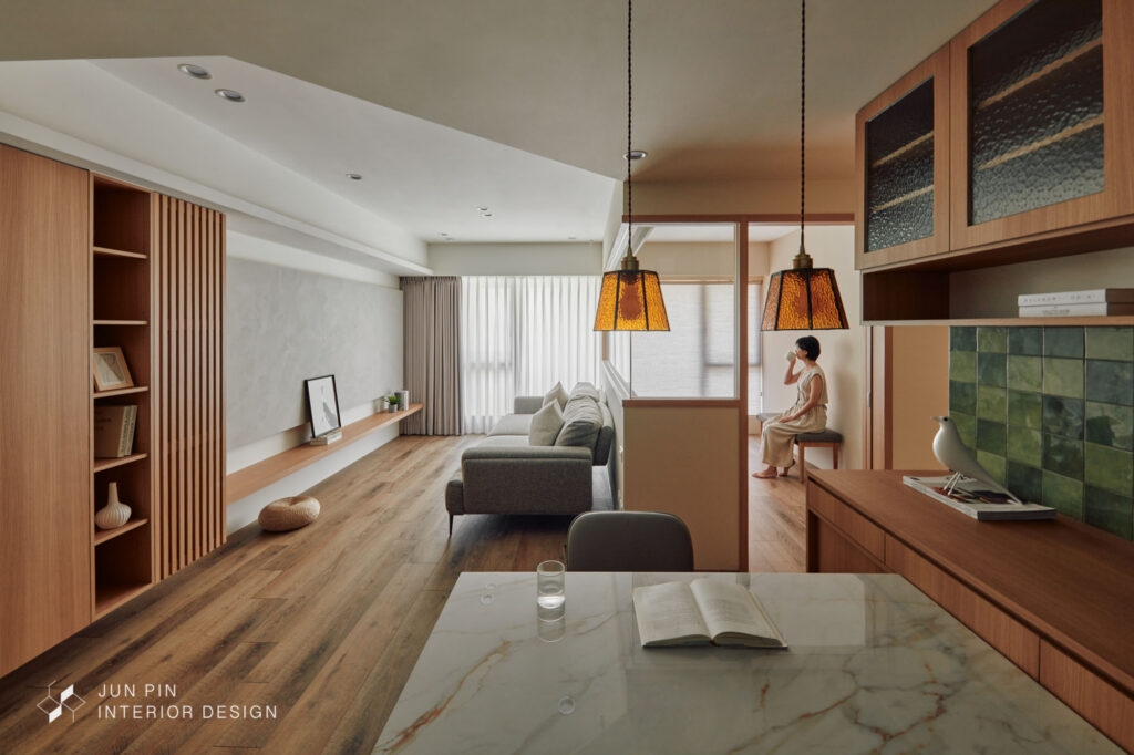 日式風格客廳沙發背牆採半牆玻璃隔間引進採光讓客廳更通透明亮