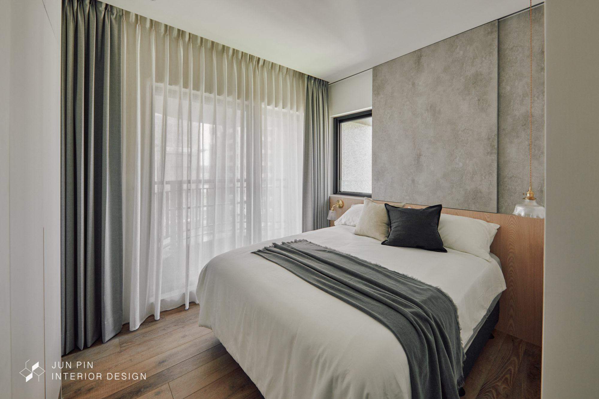 臥室床頭靠窗有影響睡眠的疑慮，規劃灰色推拉壁板靈活調整室內光線