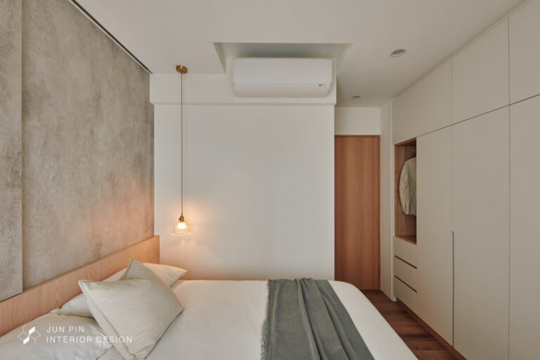 臥室選用溫馨柔和的吊燈搭配木質與白色配色