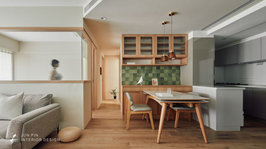 餐廳空間選用綠色復古磚，搭配橘色燈具創造視覺焦點
