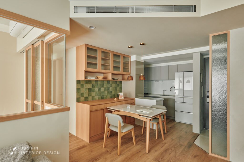餐廳空間的木質櫥櫃與木質地板展現溫馨質感，搭配日系家具特別優雅
