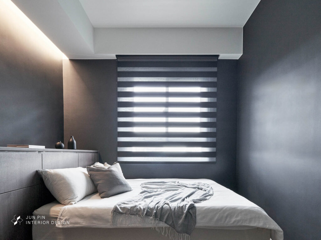 主臥的間接照明簡化橫樑的存在感，同時增添臥室氛圍