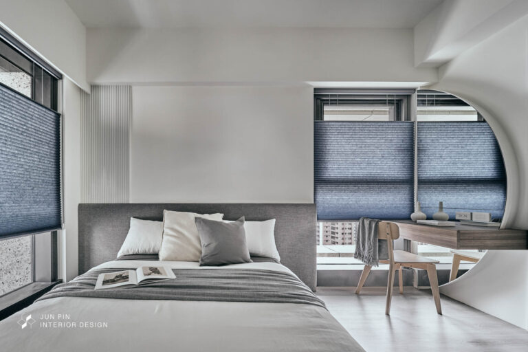 溫馨舒適的主臥空間運用透光的風琴窗簾，讓臥室更舒適適合休憩