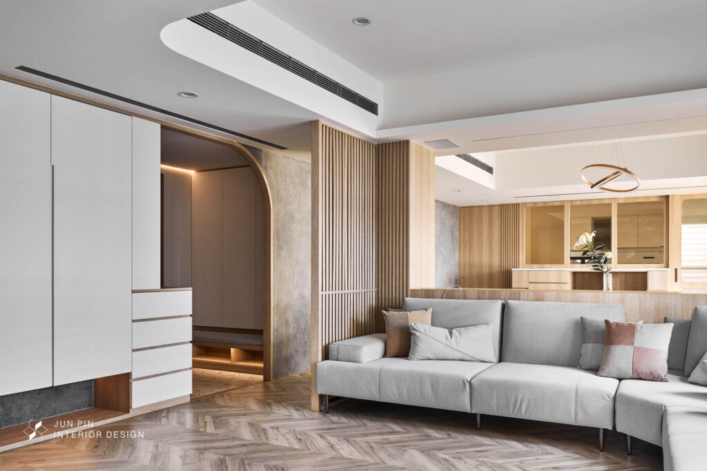 客廳天花板也運用圓弧造型給予空間更豐富的視覺層次