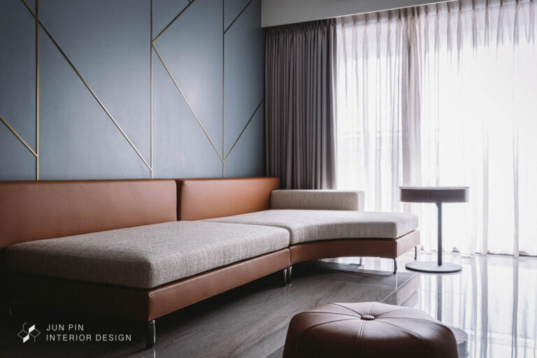 深藍色調客廳搭配金屬飾條造型打造輕奢客廳
