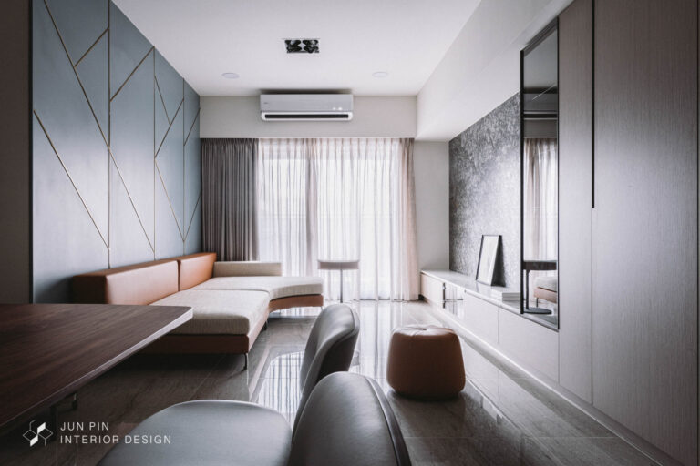 深藍色調客廳搭配金屬飾條造型打造輕奢客廳