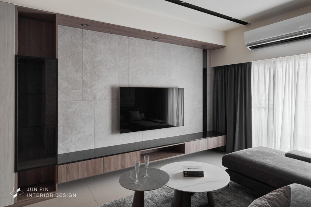 灰色調搭配深木色櫃體營造舒適客廳質感