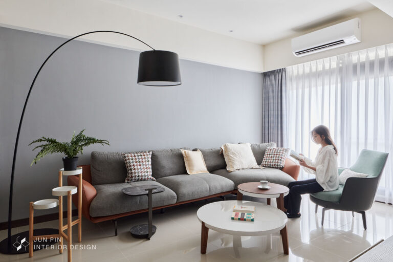 藍紫色客廳搭配灰色系沙發
