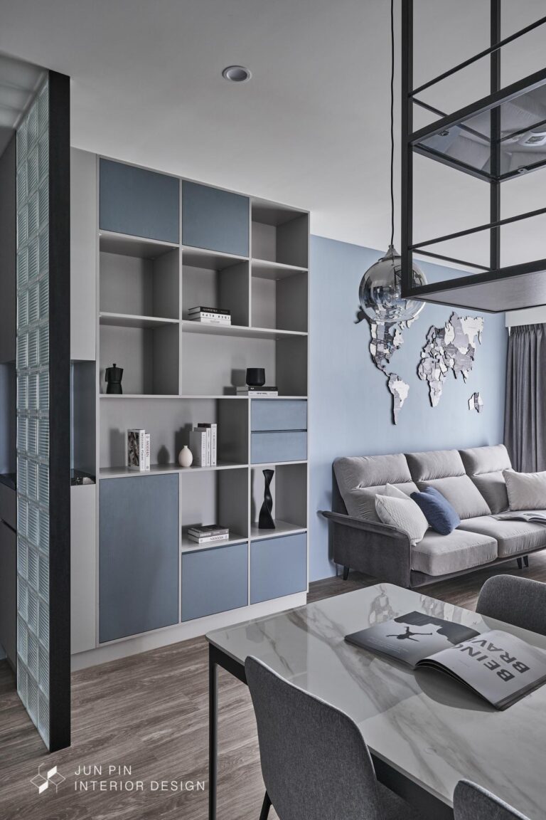 客廳色調以沉穩的藍色，風格以俐落的現代風為主