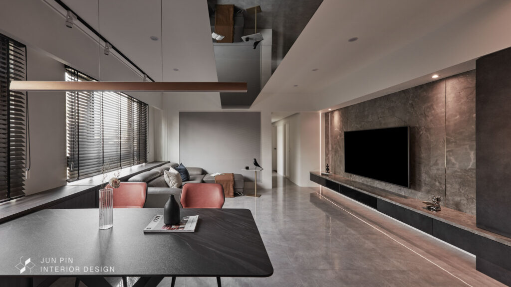 灰色系客廳選用鏡面元素以及橘色跳色單椅