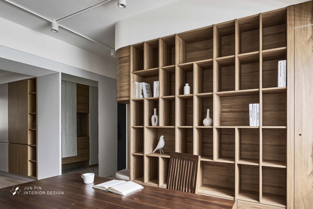 捨去客廳空間的書櫃公區透過深木色讓空間質感提升