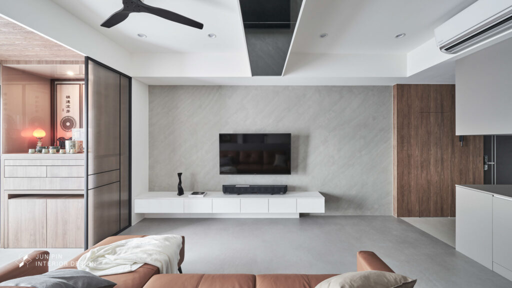 灰色系客廳選用跳色橘沙發來增加空間變化性