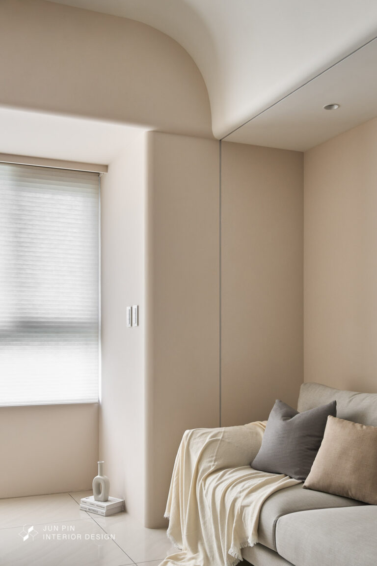 奶油色系客廳搭配圓弧強化了柔軟融化感