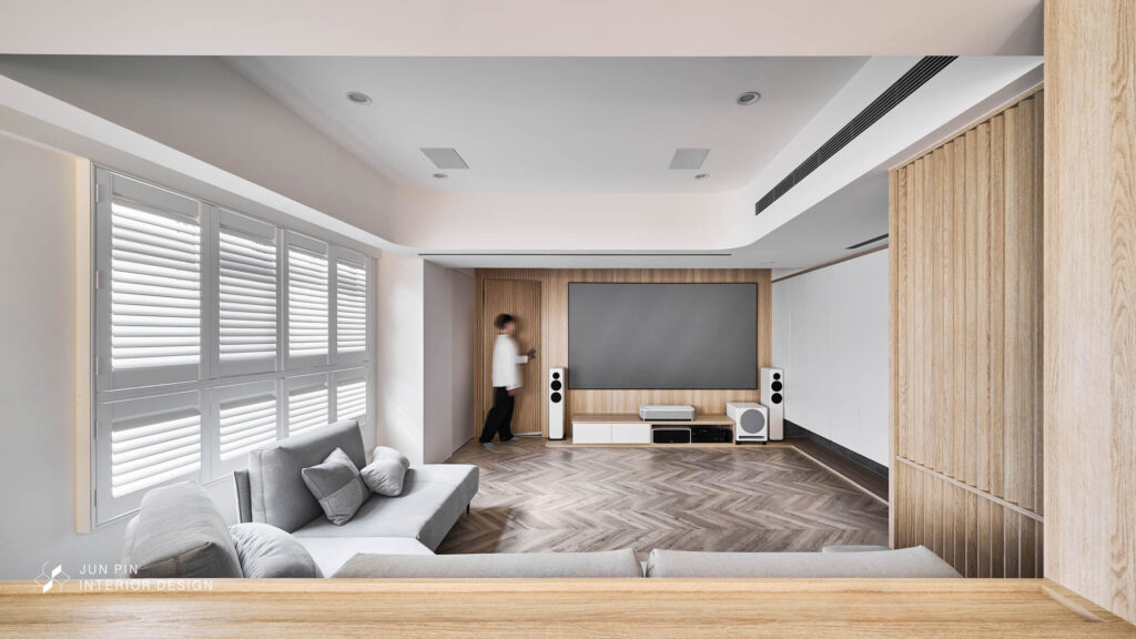 白色調與木紋結合的客廳帶有北歐與日式的混合感