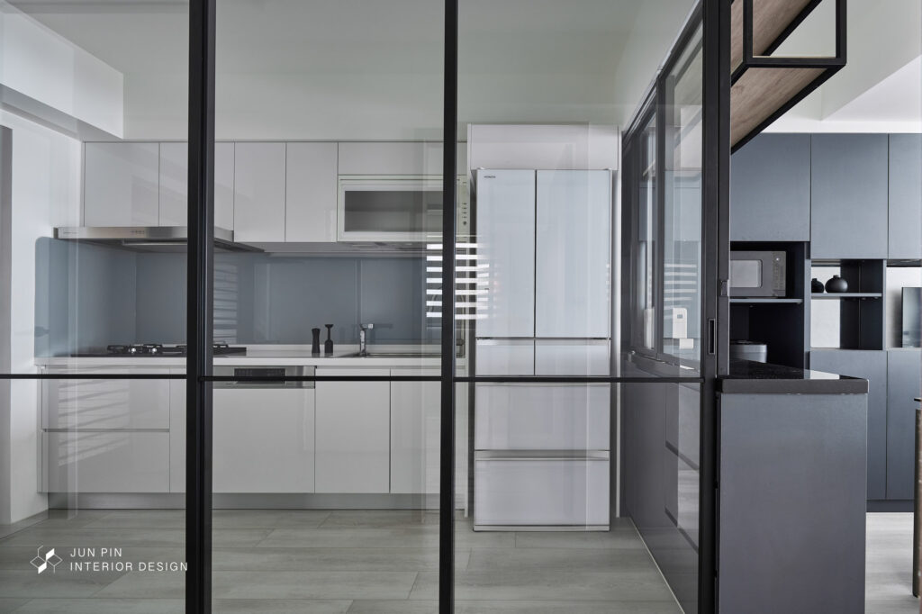 開放式廚房透過玻璃拉門區隔開空間劃分與油煙
