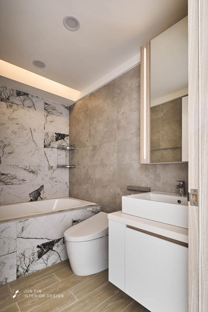 浴室採用大板磚搭配間接照明營造出高級感浴廁