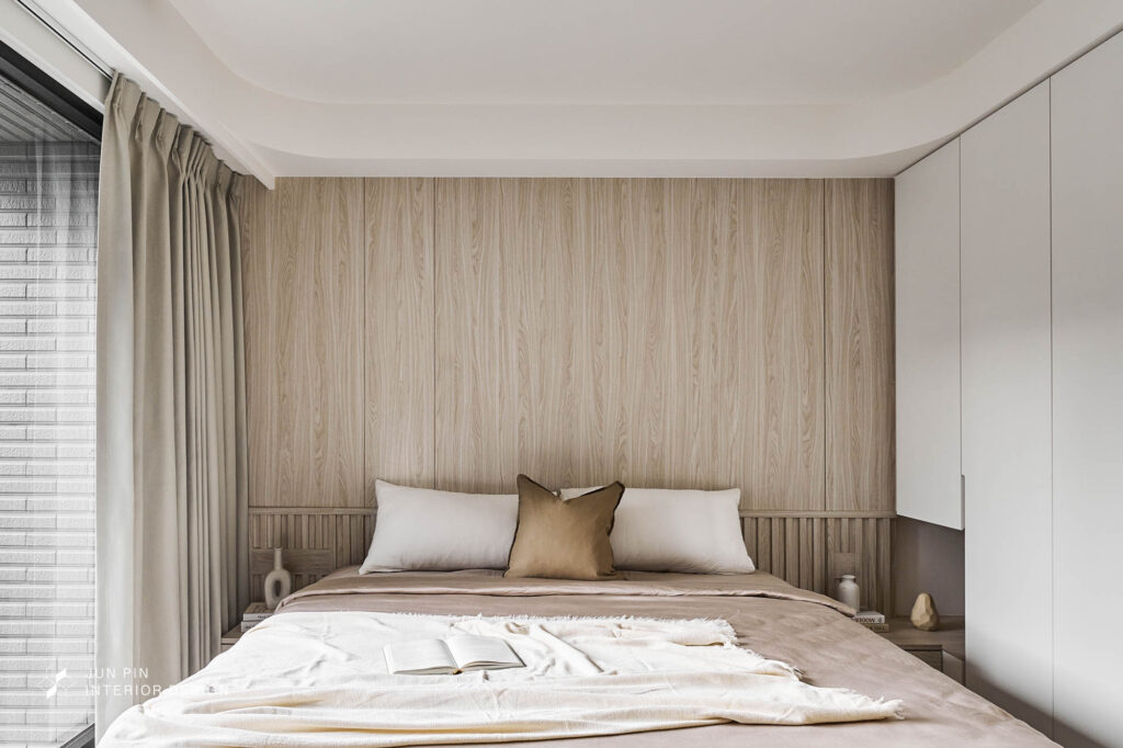 主臥床頭背板運用木紋與格柵造型打造溫馨溫潤的臥室氛圍