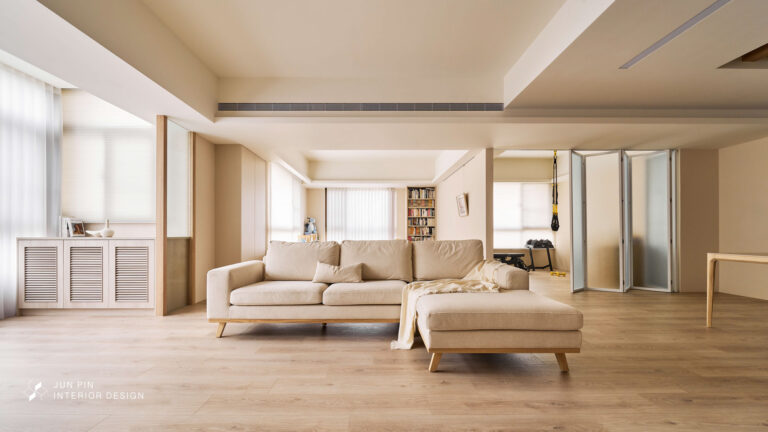 奶茶色開放式客廳規劃展現出溫潤舒適的氛圍