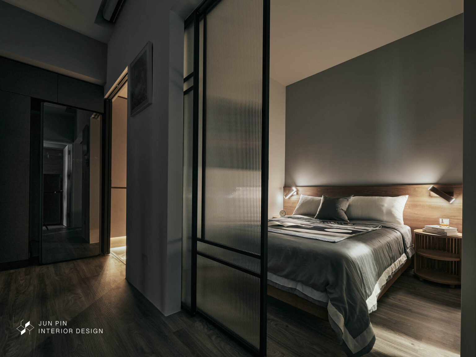 臥室運用長虹玻璃拉門打造通透又保有隱私的空間氛圍