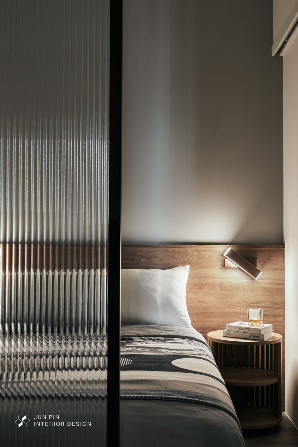 臥室運用長虹玻璃拉門打造通透又保有隱私的空間氛圍