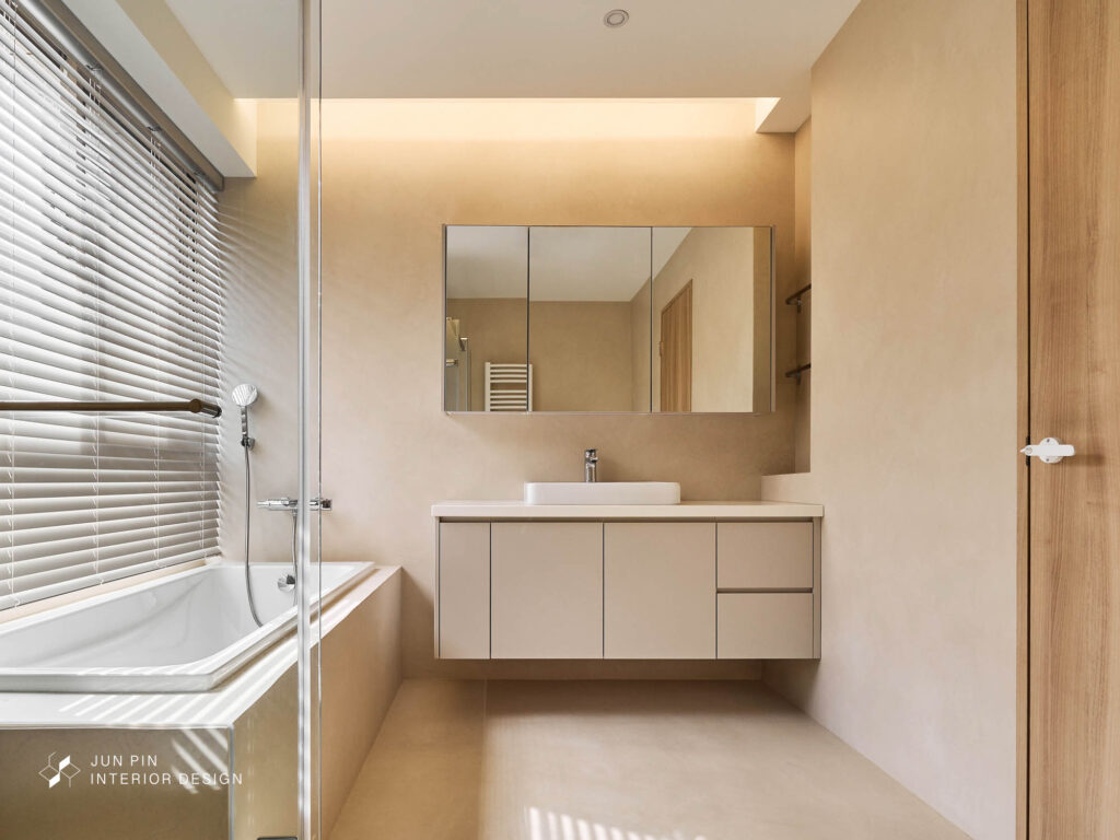 浴室空間使用間接照明與百葉窗簾打造更舒適柔和的空間美感