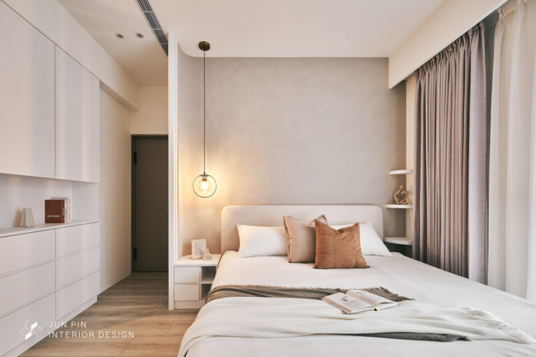 桌燈＋黃光燈泡：適合書桌或床頭