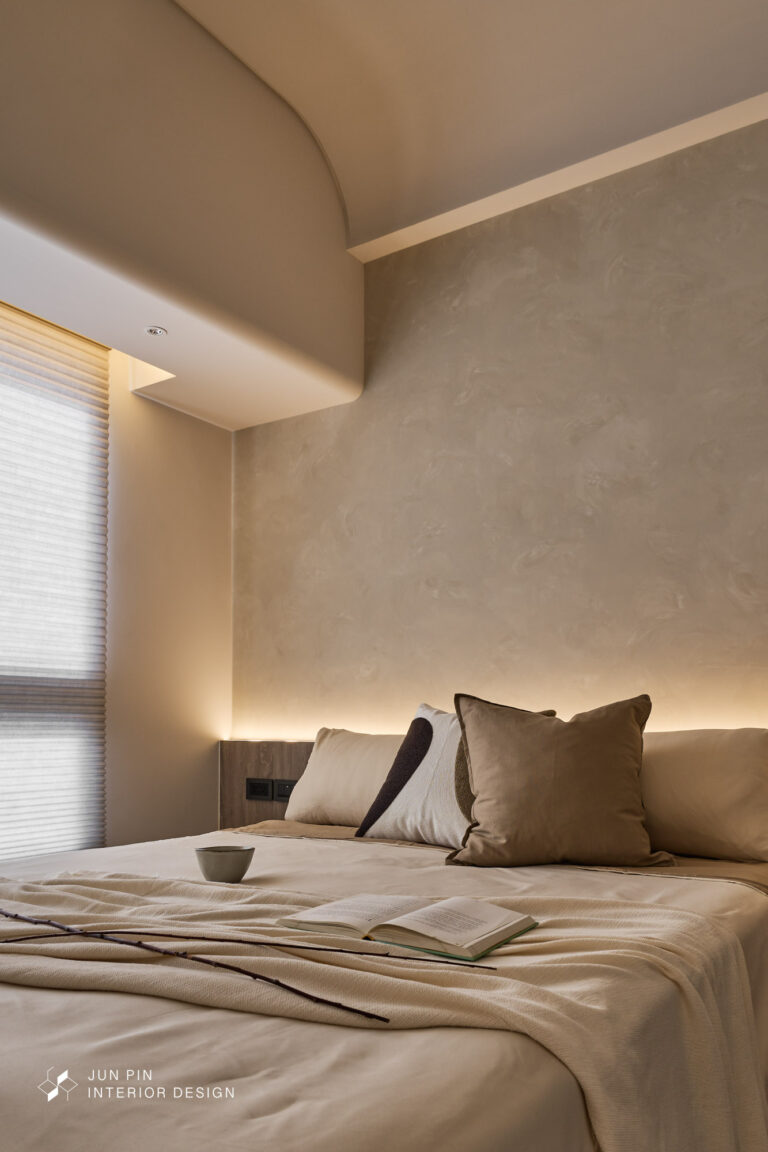 大地色抱枕也是四季都很適合的單品