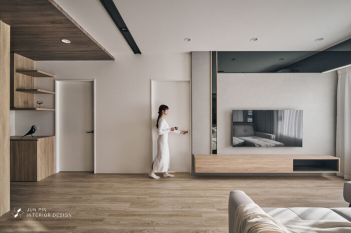 現代風的顏色為基底加入黑鏡和鐵件創造出顯眼的框線和細節